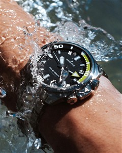 Junghans Armbanduhr Aquaris Diver Grün mit Kautschuk-Wechselband – Bild 2
