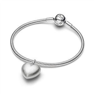 Pandora Moments Charm Strukturiertes Herz – Bild 3